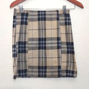 SLIGHTLY USED HESPERUS PLAID SKIRT CREAM BLACK AND BABY BLUE SIZE JUNIOR M